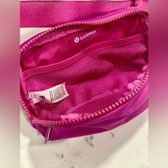 🍋 Lululemon Everywhere Belt Bag Sonic Pink 1L Limited Rare Color NWOT - Picture 2 of 5